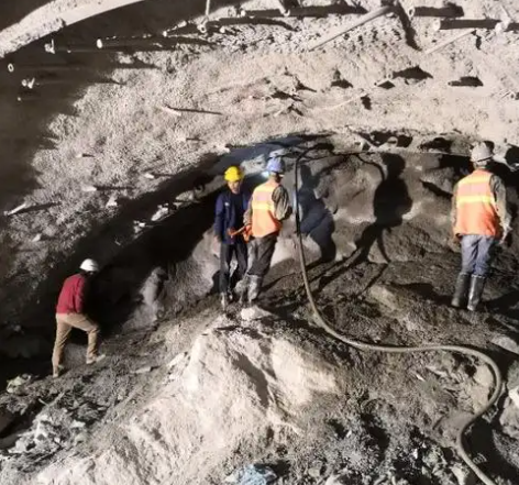 马龙拱顶带模注浆料的施工流程及注意事项